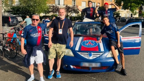 ДАН КАДА ЈЕ СЕНА ТЕКЛА ЦРВЕНО-ПЛАВА: Новости на париским улицама у великом слављу Парижана