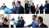 MAKRON GA OBOŽAVA, URSULA GA GRLI! KOGA JOŠ LAŽETE? Haos u redovima blokadera posle susreta Vučića sa EU liderima