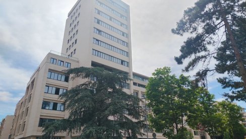 МЕРИМА (25) НОЖЕМ ЈУРИЛА ПОЛИЦАЈЦА ПО УЛИЦИ: Држављанка БИХ добила забрану уласка у Србију, а у суду - све насмејала