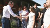 PETKOVIĆ U SMEDEREVSKOM SELU VUČAK: Obišao 20-članu porodicu interno raseljenih sa KiM