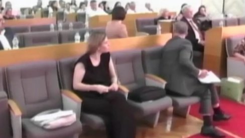 SKANDAL U TRSTENIKU! Odbornik Aleksićevog pokreta šutnuo načelnicu! (VIDEO)