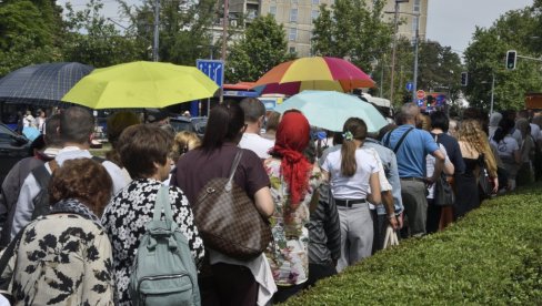 NOVA BRUKA BLOKADERA: Ponovo prete i vređaju vernike (FOTO)