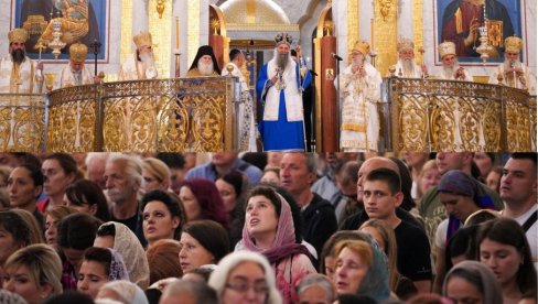 МОЛЕБАН У ХРАМУ СВЕТОГ САВЕ: Хиљаде верника у сузама испраћа Појас Пресвете Богородице (ФОТО/ВИДЕО)
