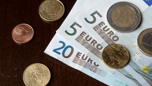 20 EVRA MLADENCIMA U KOVERTU, DOSTA IM JE! Srbi napravili buru na mrežama, evo i zašto