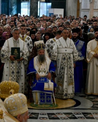 ТАЈНА ПЛАВЕ ОДЕЖДЕ: Зашто је патријарх у овој боји испратио велику светињу