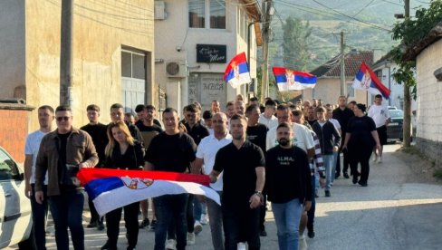 ПРЕЛЕПЕ СЛИКЕ ИЗ КОСОВСКОГ ПОМОРАВЉА: Срби сложно, са српским тробојкама на гласање (ФОТО)