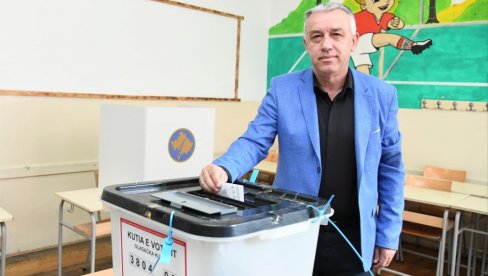 VELIKE GUŽVE NA KIM OD RANE ZORE: Glasao Zlatan Elek, Srbi masovno krenuli na birališta u Kosovskoj Mitrovici