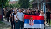 СРБИ ИЗ КОРЕТИШТА СА ТРОБОЈКОМ НА ГЛАСАЊЕ: Косовско поморовавље сложно за свето КиМ, за Србију (ФОТО)