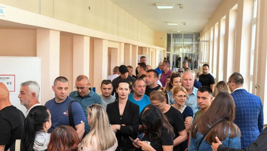 VELIKE GUŽVE NA KIM OD RANE ZORE: Glasao Zlatan Elek, Srbi m