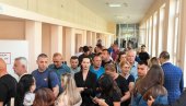 VELIKE GUŽVE NA KIM OD RANE ZORE: Glasao Zlatan Elek, Srbi masovno krenuli na birališta u Kosovskoj Mitrovici
