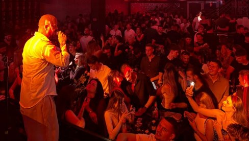 VOLI TE TATA: Boban Rajović ponovo među publikom, a sinu i najbližem saradniku čestitao rođendan uz ovacije celog kluba (FOTO)