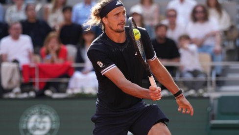 SAN POSTAO STVARNOST: Zverev ushićeno podigao i poljubio Kup musketara!