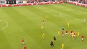PONOVO SE TO DOGODILO! Slavni fudbaler opet pao kao sveća na travu! Nastale jezive slike, sudija odmah uradio ovo! (VIDEO)