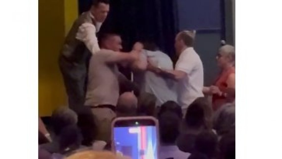 USTAŠKO LUDILO: Tukli čoveka na skupu Proglasa jer je za Vuč