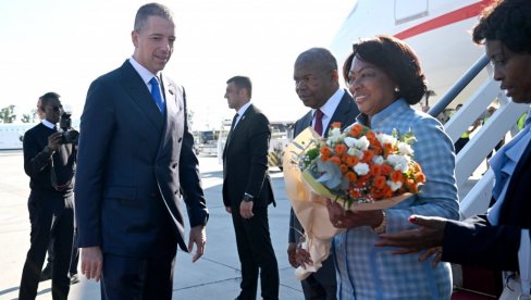PREDSEDNIK ANGOLE STIGAO U POSETU SRBIJI: Ministar Đurić ga dočekao na aerodromu