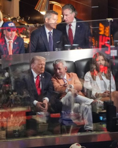 ТРАМП НА НБА ФИНАЛУ У ЊУЈОРКУ: Навијачи бесни због појачаних безбедносних мера - звиждали токо химне (ВИДЕО)