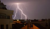 ХЛАДНИ ФРОНТ СТИЖЕ У РЕГИОН! Спрема се снажно невреме: Очекују се олујни ветар и грмљавина, а могућа и још једна опасна појава