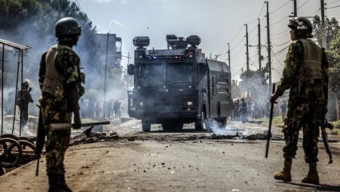 ПАЛА КРВ НА ПРОТЕСТИМА ПРОТИВ ОПАСНЕ ЗАРАЗЕ: Мушкарац упуцан, полиција испалила сузавац