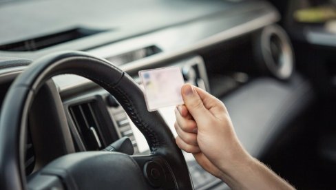 LIČNA KARTA, PASOŠ I VOZAČKA: Ako isteknu, a ne obnovite ih na vreme - Evo koliko iz džepa!