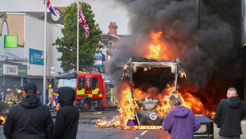 OPŠTI HAOS NA ULICAMA BELFASTA Demonstranti palili vozila i kuće, ima i ranjenih: Policija dejstvovala vodenim topovima (FOTO/VIDEO)