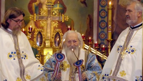 ЕДИН УСРЕД БЕОГРАДА СИПА МРЖЊУ ПРОТИВ СПЦ: Промовисана књига о тобожњој политичкој делатности цркве у БиХ од 1989. до 1996. године