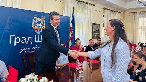 ПОМОЋ ШАБАЧКИМ ПОЉОПРОВРЕДНИЦИМА: Уручени уговори о субвенцијама за куповину нових трактора