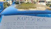 KOMŠIKA, BOJIŠ LI SE BOGA? Poruka na autu o kojoj bruji BiH - vidite šta radi na parkingu ispred zgrada (FOTO)