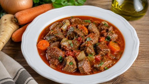 JUNEĆI JAHNI U BOGATOM SOSU OD POVRĆA:  Porodični ručak koji uvek uspeva