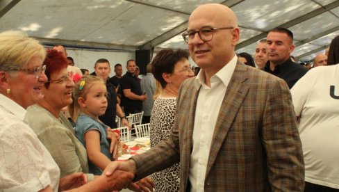 ВУЧЕВИЋ ИЗ БАНАТА ПОРУЧИО БЛОКАДЕРИМА: Добићете одговор какав заслужујуте на изборима