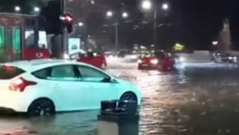 NEZAPAMĆENI POTOP U BEOGRADU: Autobusi zaglavljeni u bujici, Višnjička blokirana, stvorio se vodopad kod Zmaja (VIDEO)