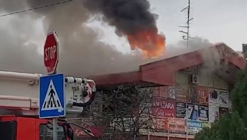 НАЈНОВИЈИ СНИМЦИ ПОЖАРА НА НОВОМ БЕОГРАДУ: Ватра прождире локале у Енјубу, 40 ватрогасаца бори се са стихијом (ВИДЕО)