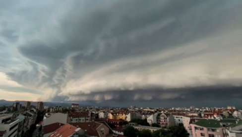 ПОГЛЕДАЈТЕ КАКО ЈЕ ИЗГЛЕДАЛА СУПЕРЋЕЛИЈСКА ОЛУЈА: Невероватан снимак невремена изнад Новог Сада (ВИДЕО)