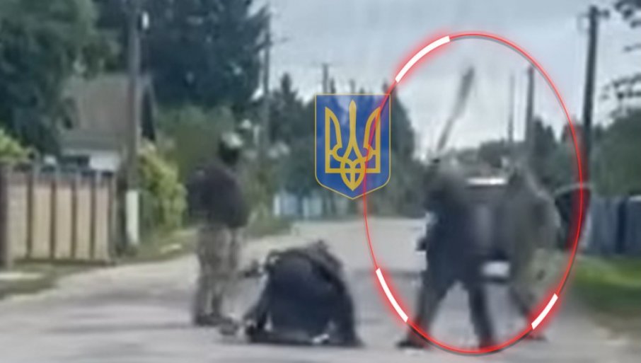 VIDEO OBILAZI SVET: Ukrajinci mobilisali u selu, a čiča ih tukao lopatom - nije dao da zemljaka odvedu u rat (VIDEO)
