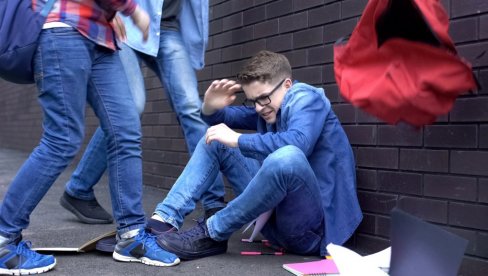 НИЈЕ ЗЛОСТАВЉАЊЕ, ВЕЋ ЕГЗИБИЦИОНИЗАМ: Више тужилаштво у Чачку после пријаве вршњачког насиља у основној школи у Мрчајевцима