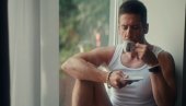 MOJA SI ŽIVA RANA: Nikola Rokvić u ovakvom raspoloženju pije svoje omiljeno piće (FOTO)