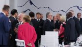 РАЗГОВОРИ ИЗА КУЛИСА САМИТА Г7: Ко је изгубио сат, а ко престао да пуши? (ВИДЕО)