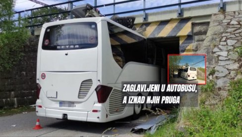 УЖАС КОД РИБНИКА: Аутобус се заглавио испод надвожњака, путници заробљени, а изнад пролази воз - пруга (ФОТО)