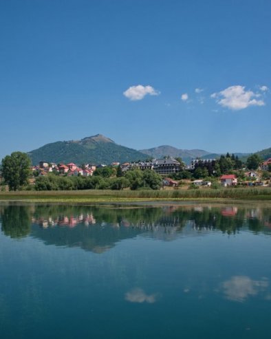 ОГРОМНА ЗМИЈА УСЛИКАНА У ЦРНОЈ ГОРИ: Једна од најдужих у Европи (ФОТО)