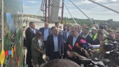 VUČIĆ NA SPAJANJU GLAVNE MOSTOVSKE KONSTRUKCIJE PREKO DUNAVA: Fruškogorski koridor završavamo do kraja 2028. godine (VIDEO)