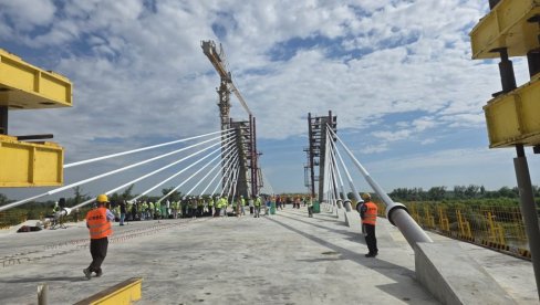 OVAKO IZGLEDAJU RADOVI NA SPAJANJU MOSTA PREKO DUNAVA: Novi most kod Novog Sada ulazi u završnu fazu (FOTO)
