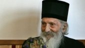 SPOMENIK PATRIJARHU PAVLU U SREMSKOJ KAMENICI: Prepoznatljiva figura u bronzi sa žezlom u levoj ruci