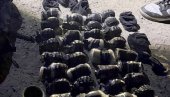 IZ VOZILA IZBACIO 45 MINA, BOMBI, ZOLJE, RAKETE, PA POBEGAO POLICIJI: Usledila opsežna potraga