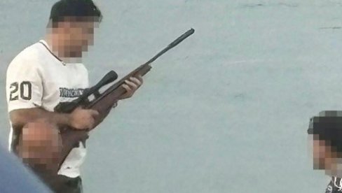 МУШКАРАЦ СА ПУШКОМ НА ПЛАЖИ: Грађани одмах звали полицију, а онда је уследило нешто потпуно неочекивано (ФОТО)