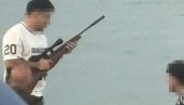 MUŠKARAC SA PUŠKOM NA PLAŽI: Građani odmah zvali policiju, a onda je usledilo nešto potpuno neočekivano (FOTO)