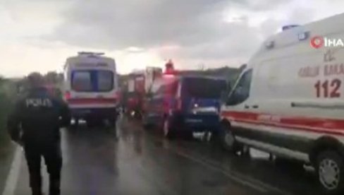 MINIBUS PUN TURISTA IZLETEO SA PUTA, BROJE SE MRTVI: Jeziv snimak sa lica mesta, stravičan udes u Turskoj