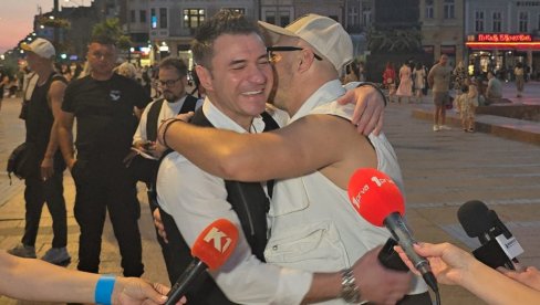 ДОМАЋИНСКИ У НИШУ: Џаја Амадеус и Тропико дрхте од узбуђења, један другом бришу сузе (ФОТО)