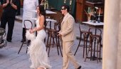 DUA LIPA OBJAVILA PRVE EKSKLUZIVNE SLIKE SA VENČANJA: Unikatna Šanel venčanica sa perjem talasala se uz melodije tradicionalne albanske muzik