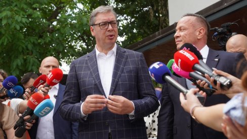 OVAKO TO RADI DRŽAVNIK, DOK LAŽOVI LAŽU: Kako je predsednik Vučić dijalogom i hrabrošću uspeo da mu i demonstranti aplaudiraju (VIDEO)