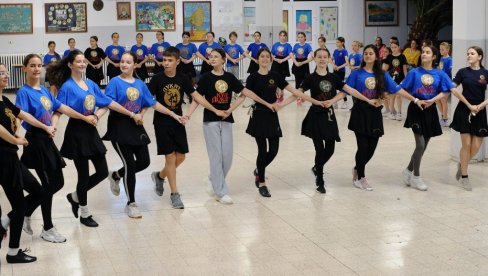 DECA POVELA MAJKE U KOLO: Ansambl kulturno umetničkog društva Dukat sa Zvezdare, specifičan ne samo po dobroj igri, već i po zajedništvu