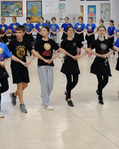 ДЕЦА ПОВЕЛА МАЈКЕ У КОЛО: Ансамбл културно уметничког друштва Дукат са Звездаре, специфичан не само по доброј игри, већ и по заједништву